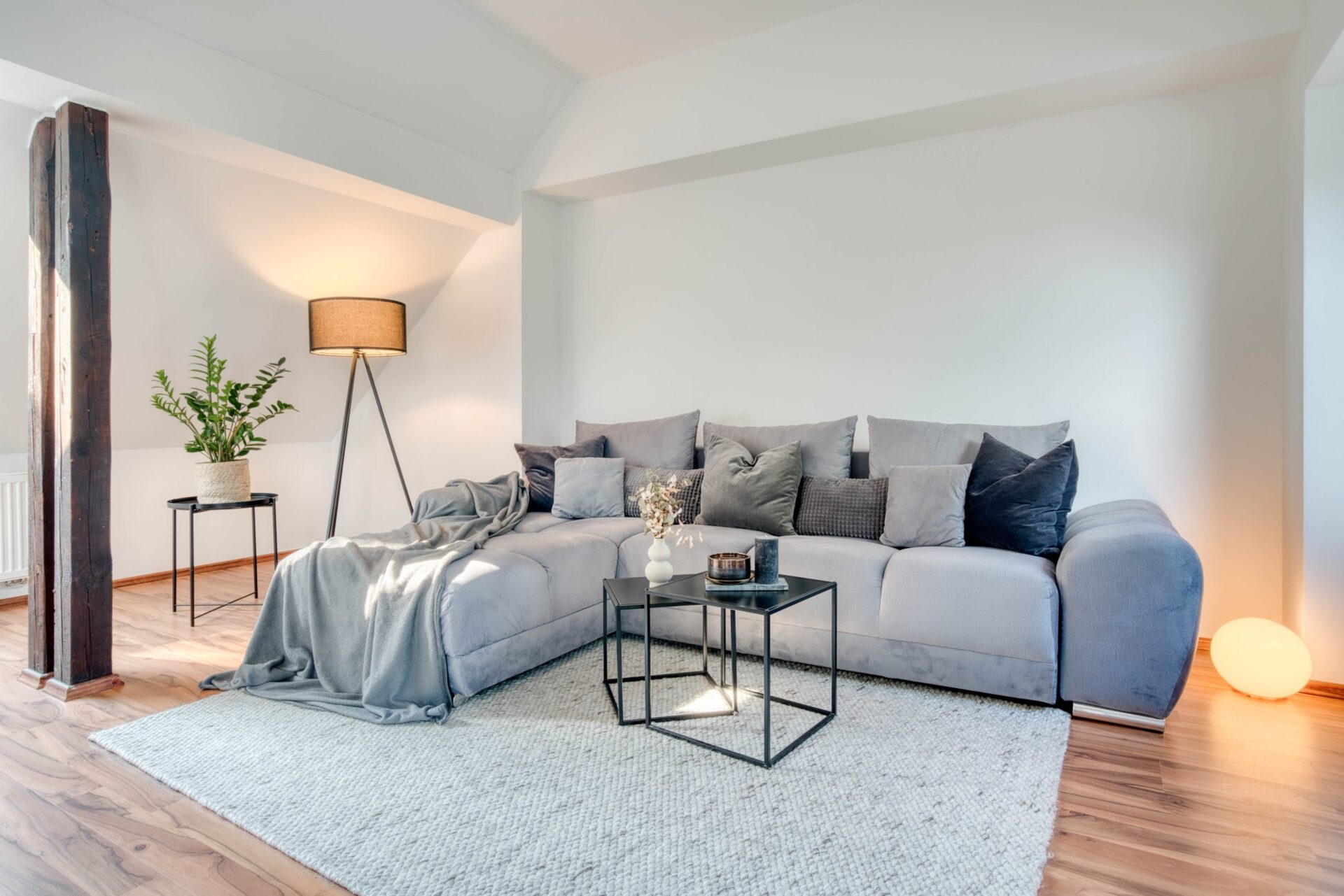Bild eines Wohnzimmerbereiches einer Ferienwohnung in Leipzig. Fotograf für Immobilien in Leipzig.