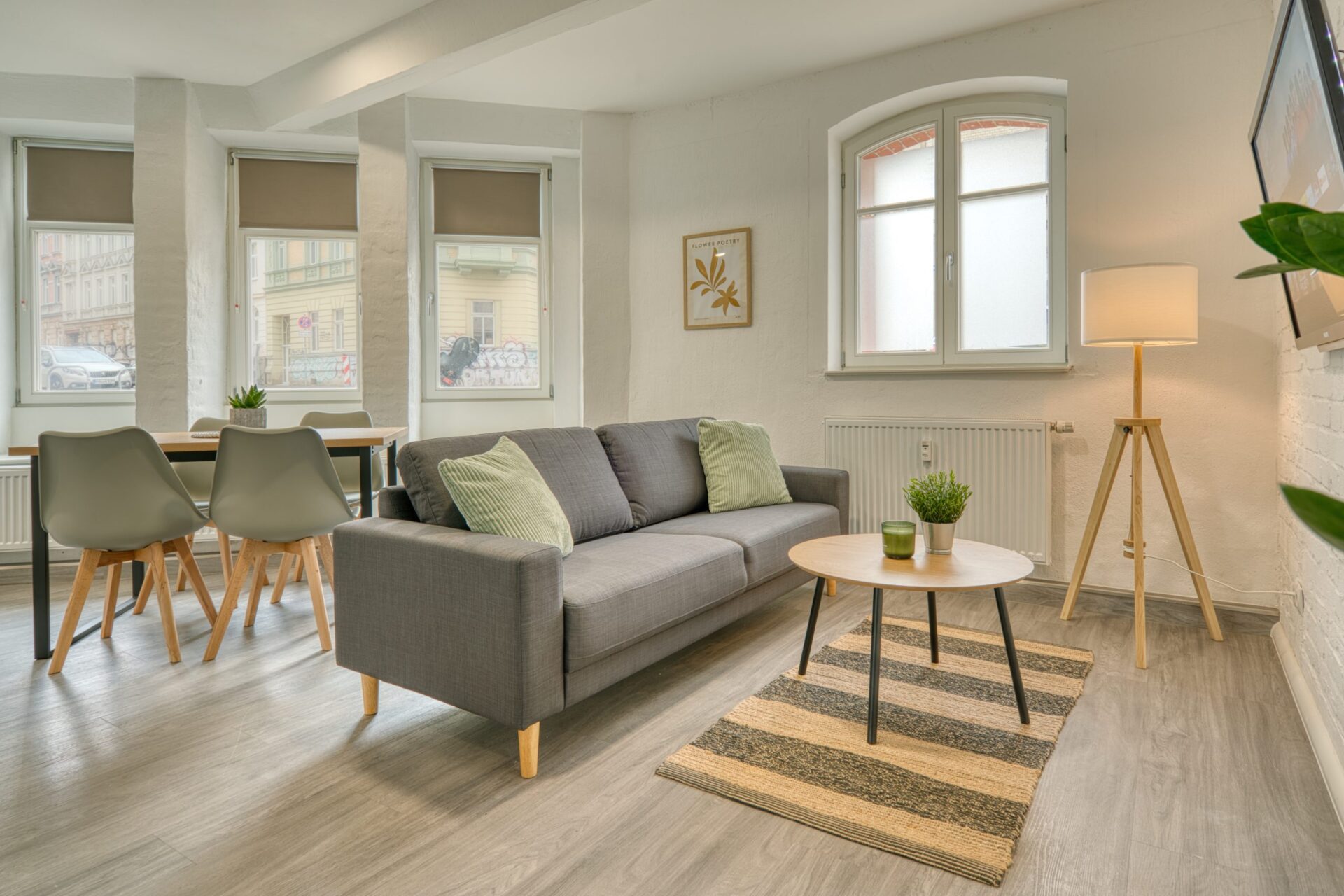 Modernes Wohnzimmer mit Couch einer Ferienwohnung in Halle. Fotograf für Ferienwohnung und Hotel in Halle, Leipzig und Dresden.