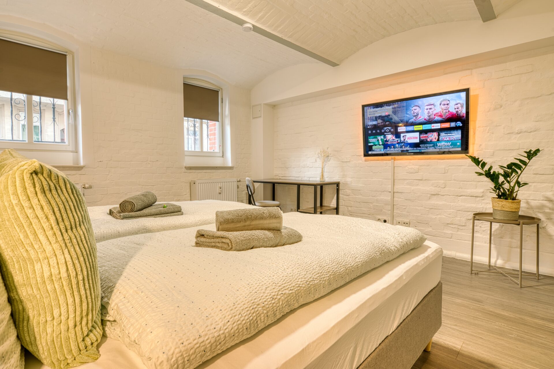 Blick in den Schlafbereich mit zwei separaten Betten und TV einer Immobilie in Halle. Immobilienfotografie in Halle, Leipzig, Dresden und deutschlandweit.