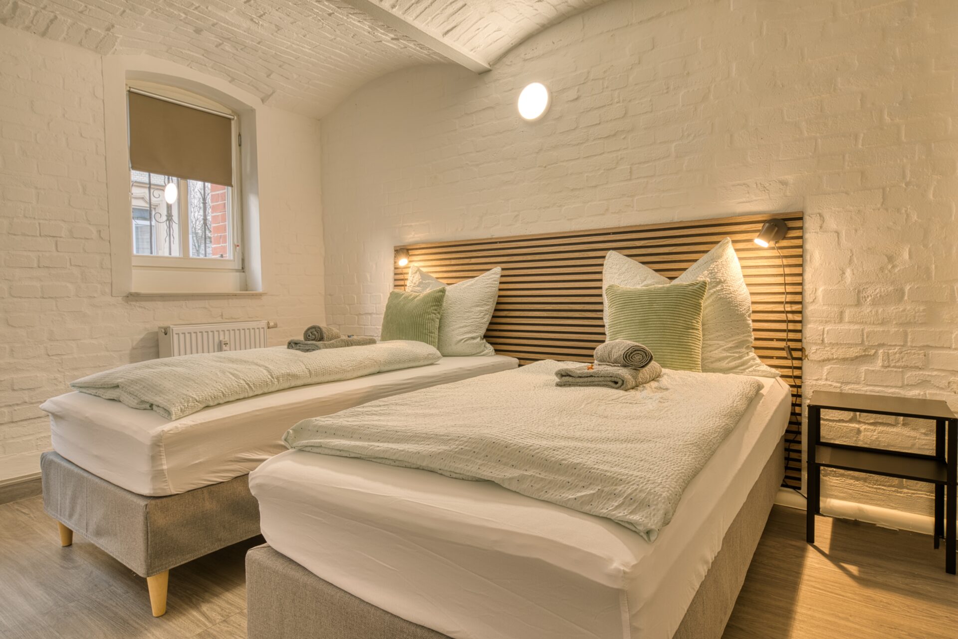 Schlafbereich mit zwei separaten Betten einer Immobilie in Halle. Immobilienfotografie in Halle, Leipzig, Dresden und deutschlandweit.