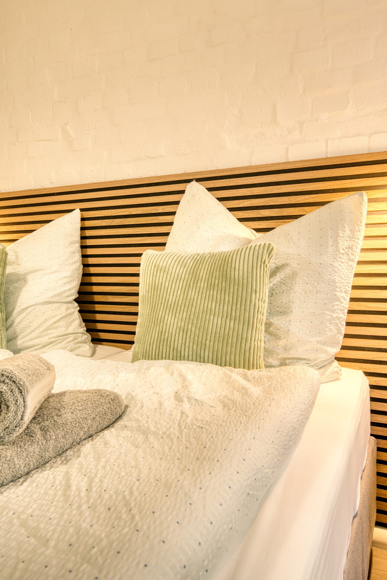 Blick auf das Bett einer möblierten Wohnung in Halle. Immobilienfotografie
