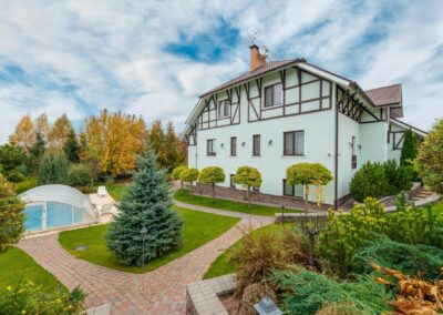 Bild eines Einfamilienhauses in der Nähe von Leipzig. Fotograf für Drohnenaufnahmen von Immobilien in Leipzig, Dresden und Halle