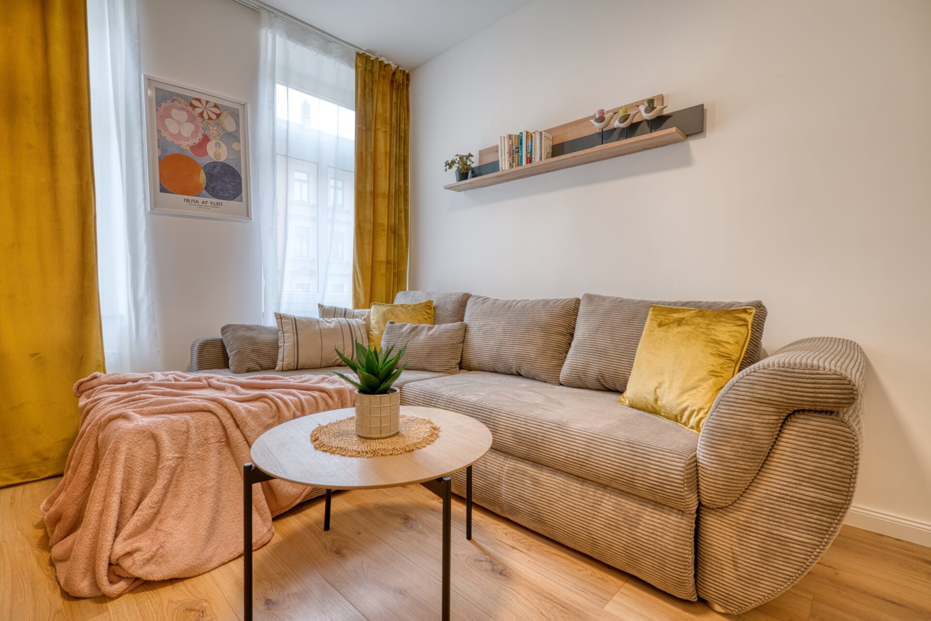 Elegantes Cordsofa in Grau in einer Ferienwohnung. Fotograf für Ferienwohnung und Hotel in Leipzig, Dresden und Halle.