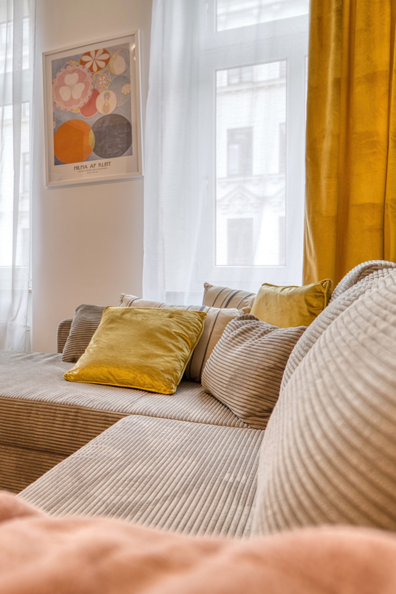 Elegantes Cordsofa mit stilvollen Deko-Kissen – Interiorfotografie für modernes Wohnen_2 Elegantes Cordsofa im Wohnzimmerbereich. Immobilienfotografie