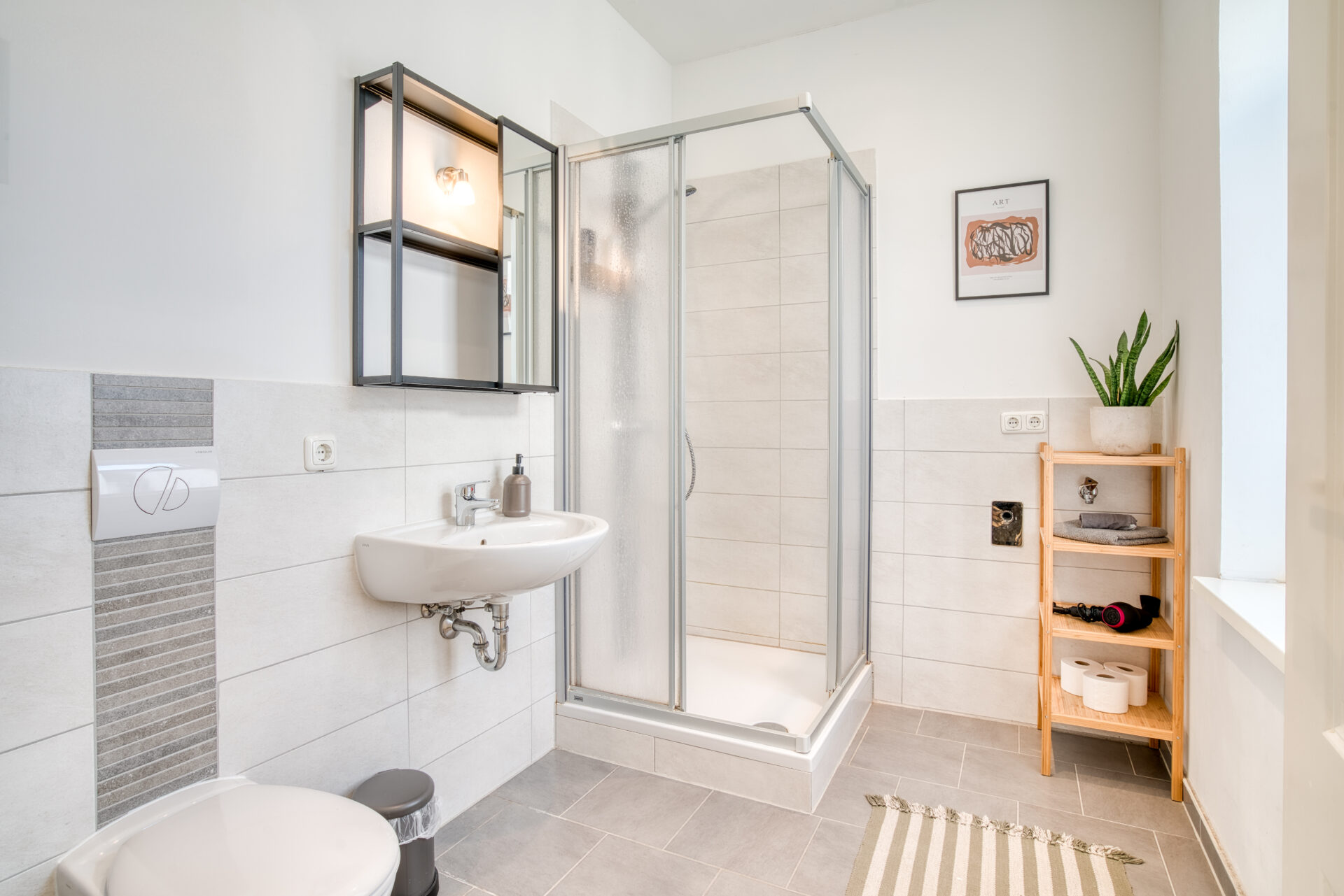 Minimalistisches Bad mit Dusche eines Hotels in Leipzig. Immobilienfotograf in Deutschland