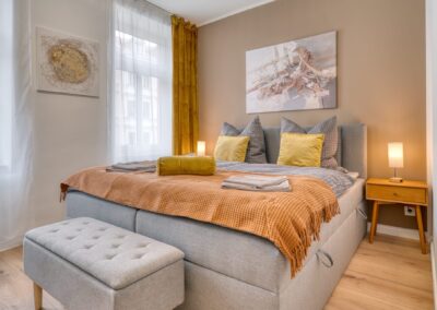 Stilvolles Schlafzimmer mit angenehmer Beleuchtung einer Ferienwohnung auf Airbnb in Leipzig. Fotograf für Ferienwohnung und Hotel in Leipzig, Dresden und Halle.