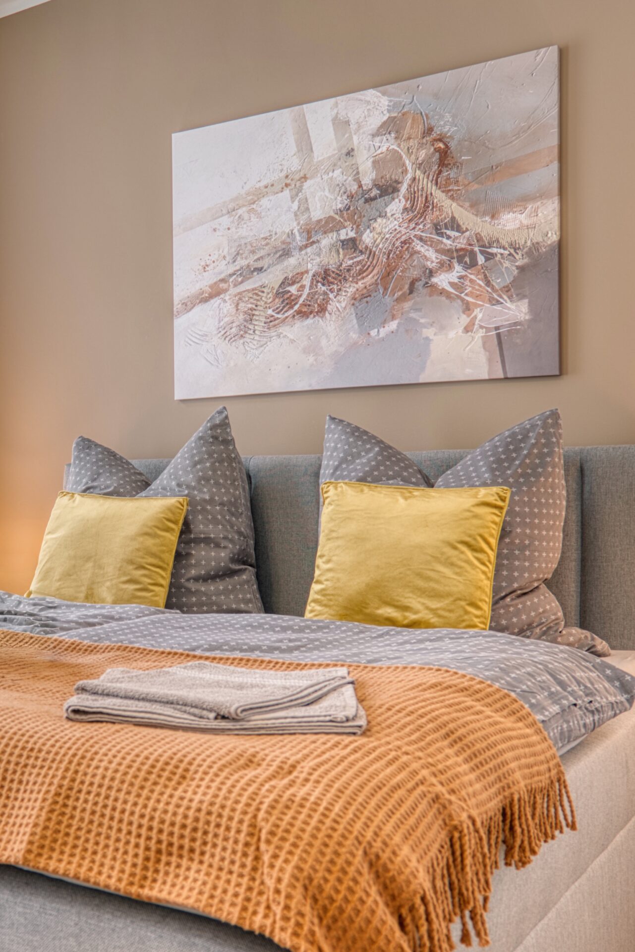 Modernes Schlafzimmer mit angenehmer Beleuchtung einer Ferienwohnung auf Airbnb in Leipzig. Fotograf für Ferienwohnung und Hotel in Leipzig, Dresden und Halle.