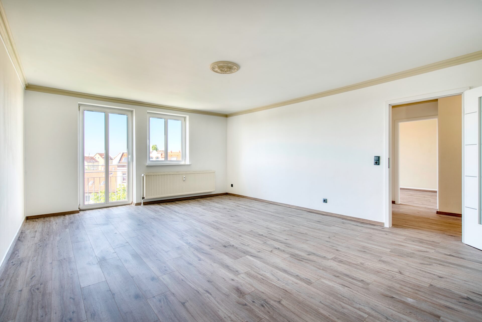 Wohnzimmer einer Immobilie zum Verkauf. Fotograf für Immobilien.