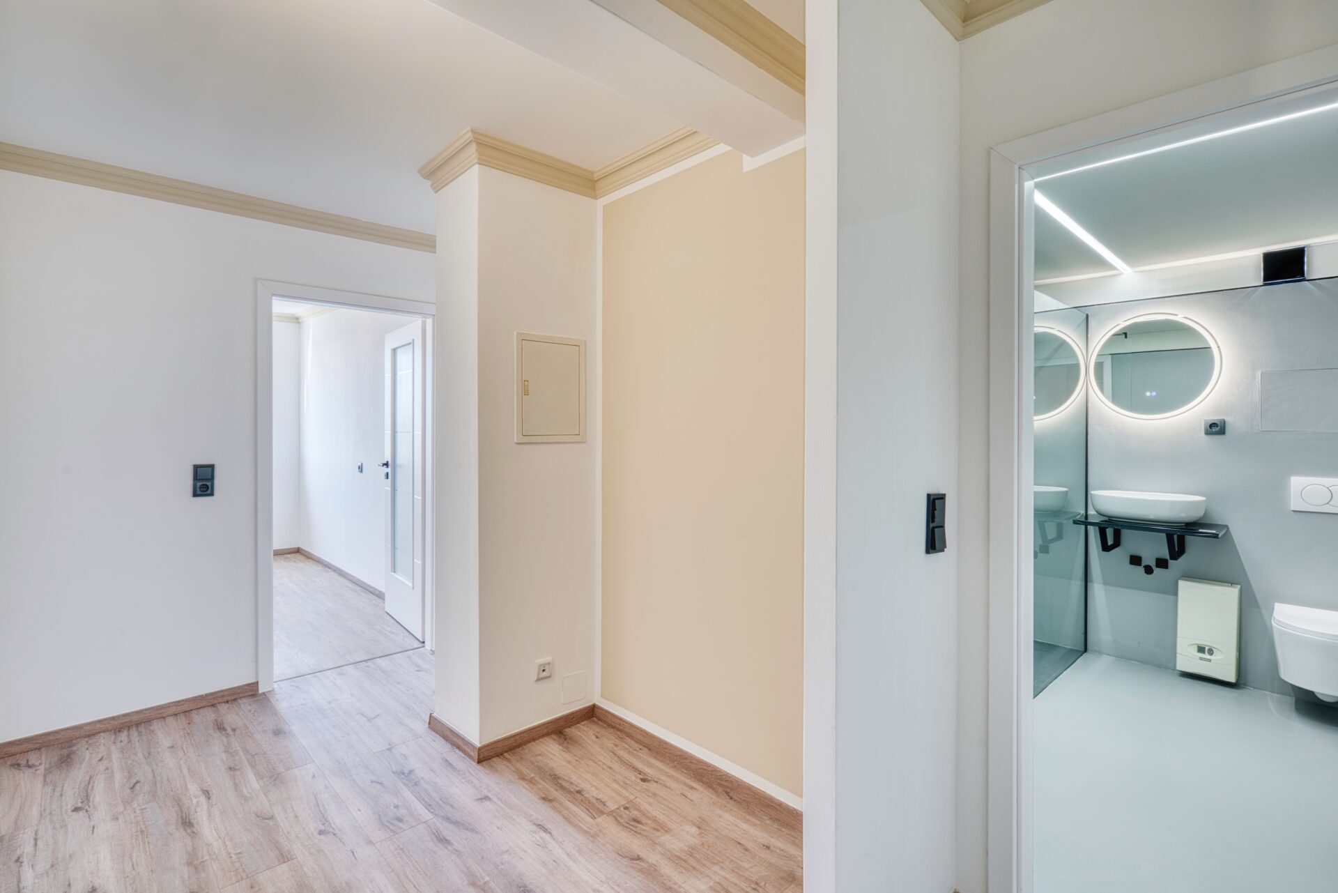 Flur und Badezimmer einer Immobilie zum Verkauf. Fotograf für Immobilien.