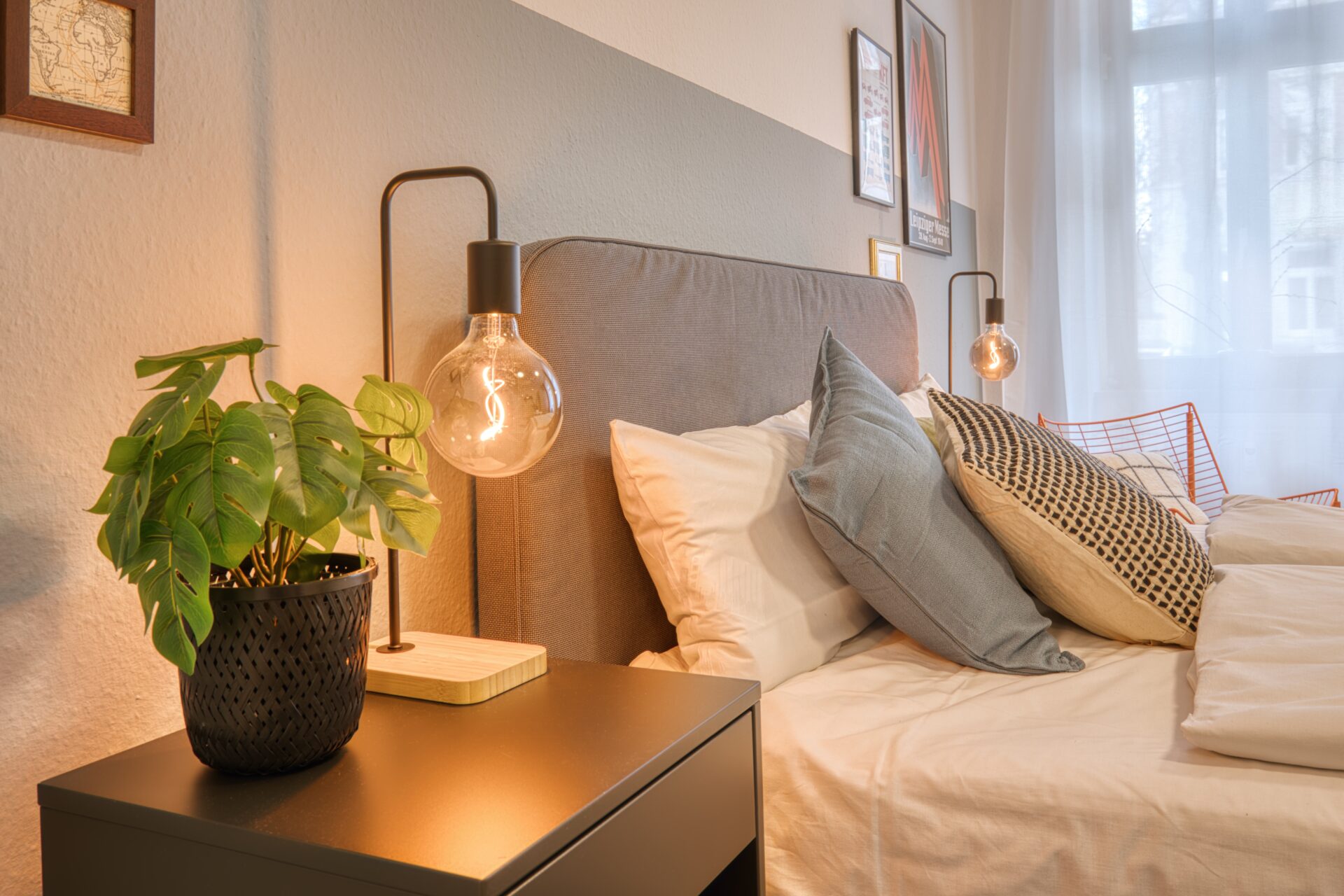 Moderne Ferienwohnung mit minimalistischer Einrichtung. Blick auf den Schlafbereich. Fokus auf Licht und Raumgefühl. Fotografie zur Buchungssteigerung auf Airbnb und Booking.com.