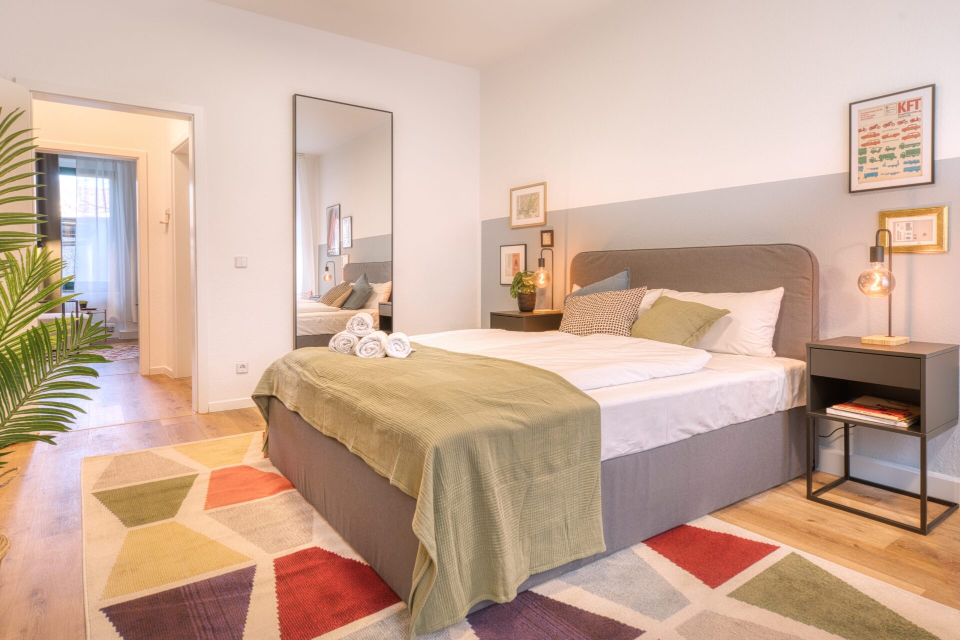 Modernes Schlafzimmer mit Kingsize Bett und sanfter Beleuchtung.Fotografie für Ferienwohnung, Ausstatter und Möbelhersteller.