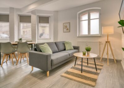 Modernes Wohnzimmer mit großem Sofa und stilvollen Dekorelementen. Fotograf für Ferienwohnungen