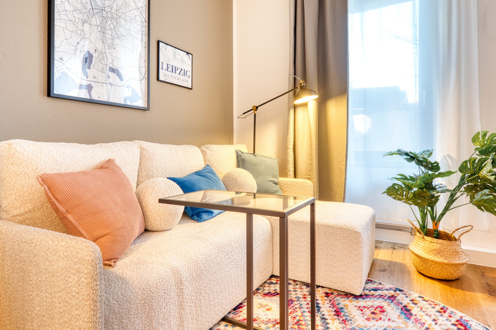 Stylisches Sofa mit Kissen einer Ferienwohnung in Leipzig. Fotograf für Immobilien in Leipzig.
