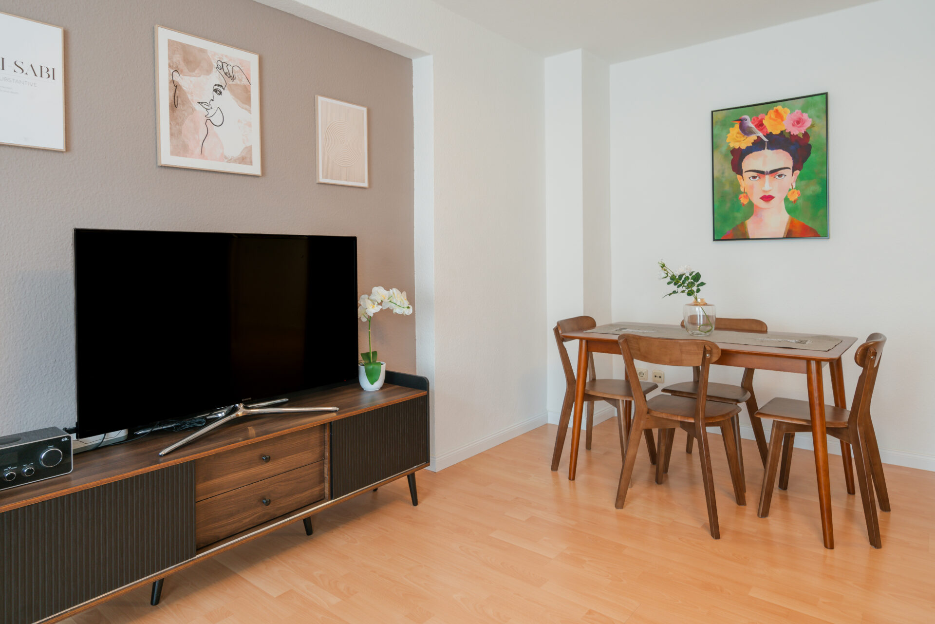 Essbereich und TV eines Wohnzimmers einer Ferienwohnung in Leipzig. Immobilienfotograf.