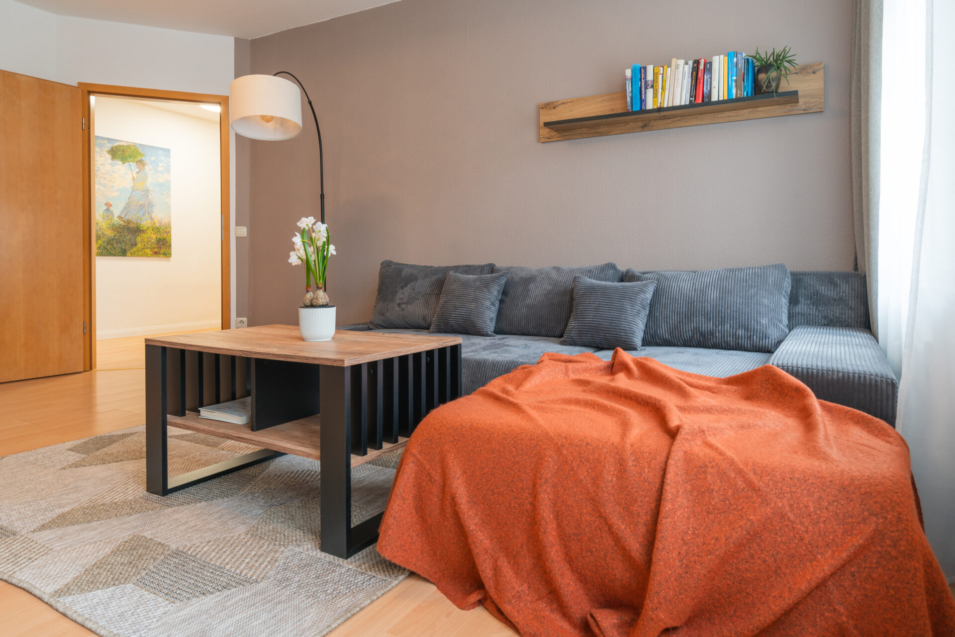 Gemütliches Wohnzimmer mit Cord-Couch einer Ferienwohnung auf Airbnb in Leipzig. Fotograf für Ferienwohnung und Hotel in Leipzig, Dresden und Halle.