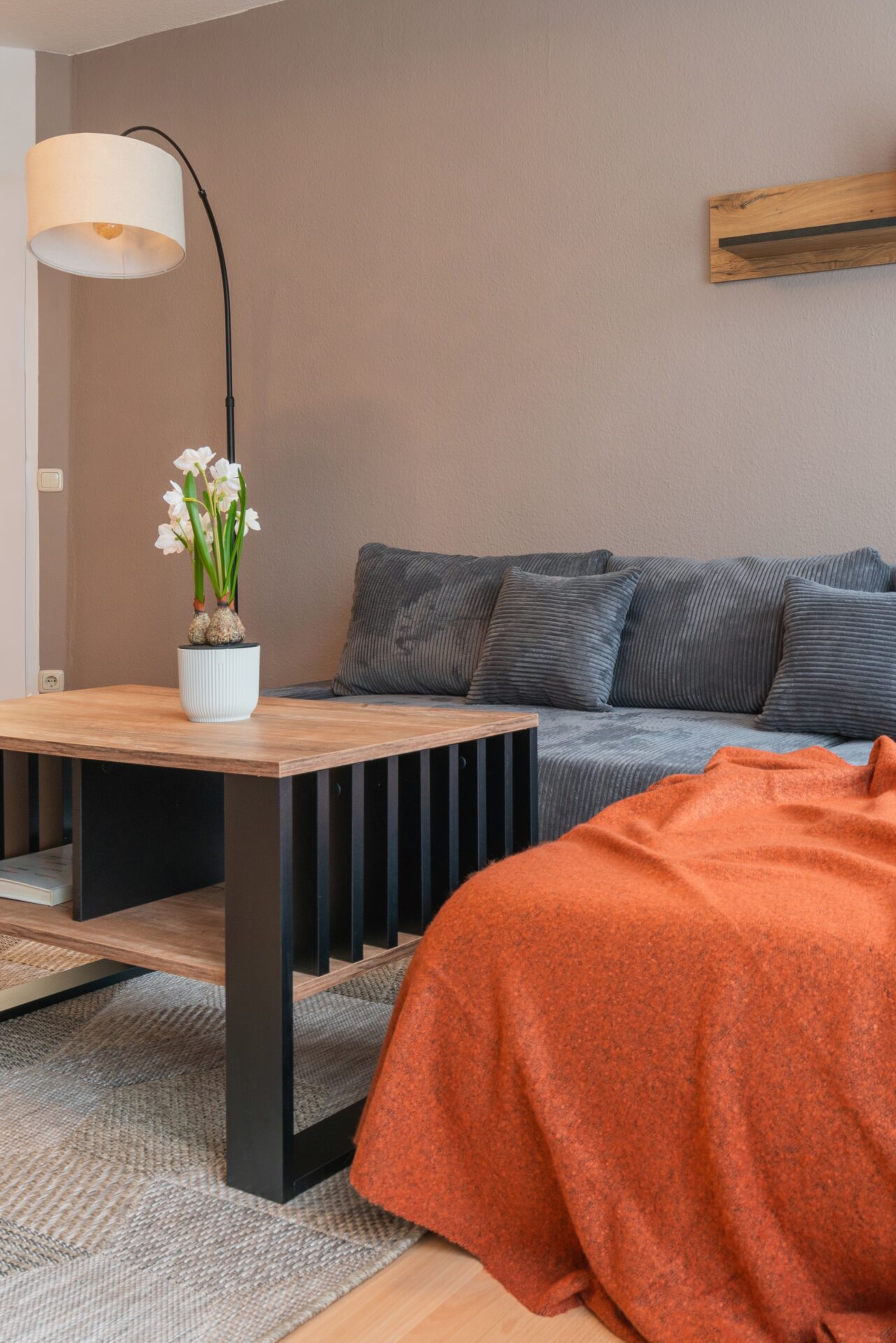 Sitzbereich mit cord Möbel einer Ferienwohnung in Leipzig. Fotograf für Immobilien.