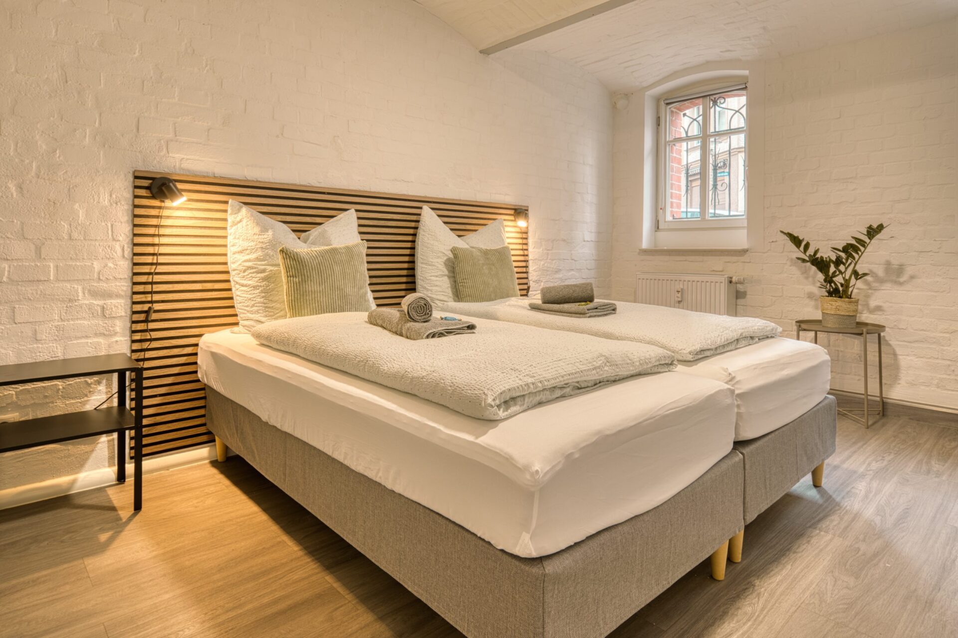 Stilvoll eingerichtetes Schlafzimmer mit neutralen Farben und eleganter Dekoration einer Immobilien in Halle. Expose Fotos für Ferienwohnungen Airbnb und Booking.com.