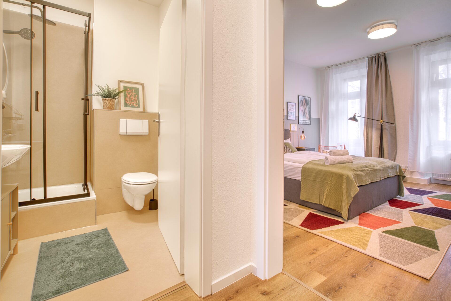 Stilvolles Badezimmer und Schlafzimmer einer möblierten Wohnung. Fotograf für Immobilien.