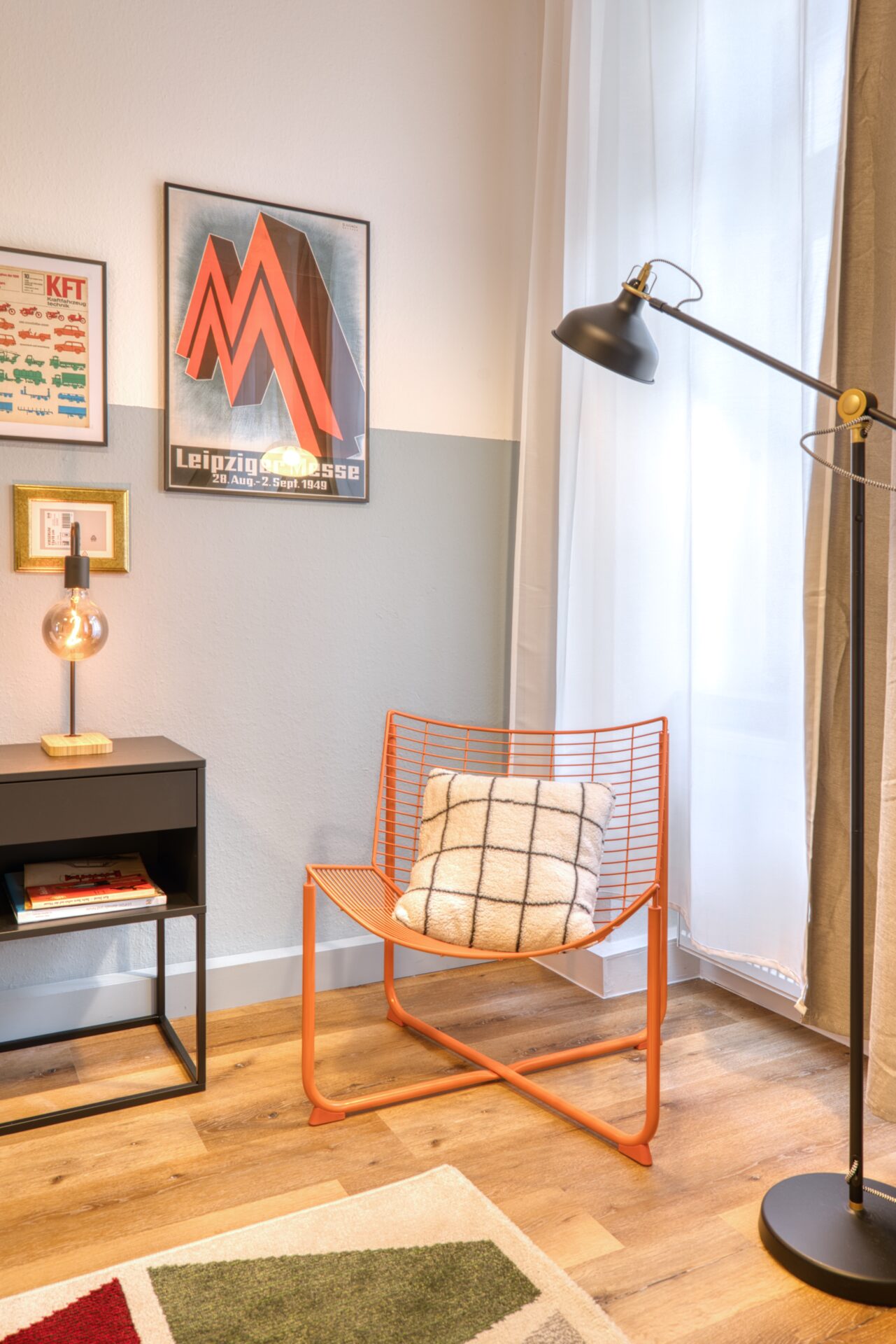 Stylischer Sitzbereich mit retro Stuhl und Lampe einer Ferienwohnung für Airbnb und Booking. Professioneller Immobilienfotografie.