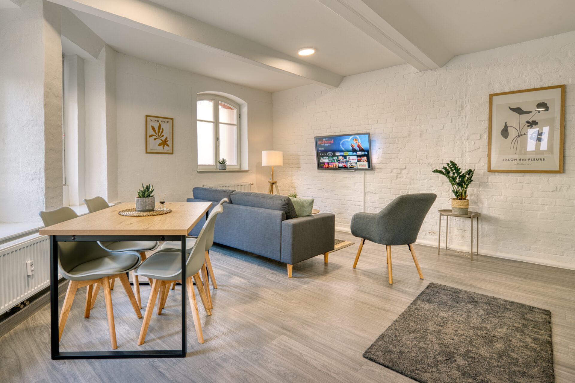 Stylischer Wohnzimmerbereich einer Ferienwohnung in Halle. Fotograf für Ferienwohnung Halle, Leipzig und Dresden.