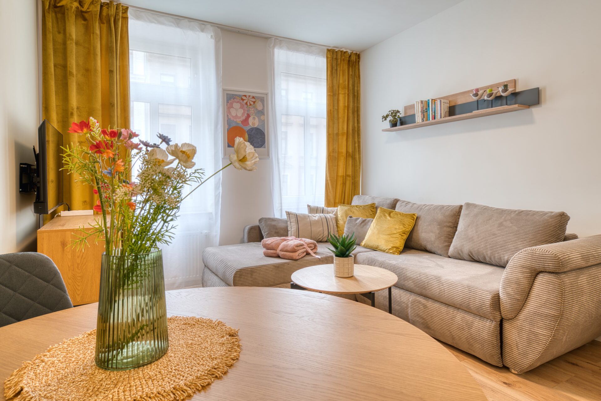 Wohnzimmer mit Essbereich und Sofa einer Ferienwohnung in Leipzig. Fotograf für Ferienwohnung.