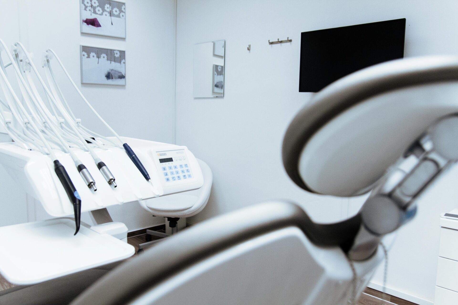 Patientenzimmer einer Zahnarztpraxis bei Nürnberg. Fotograf für Sonderimmobilien wie Arztpraxis, Fitnessstudio, Kino.