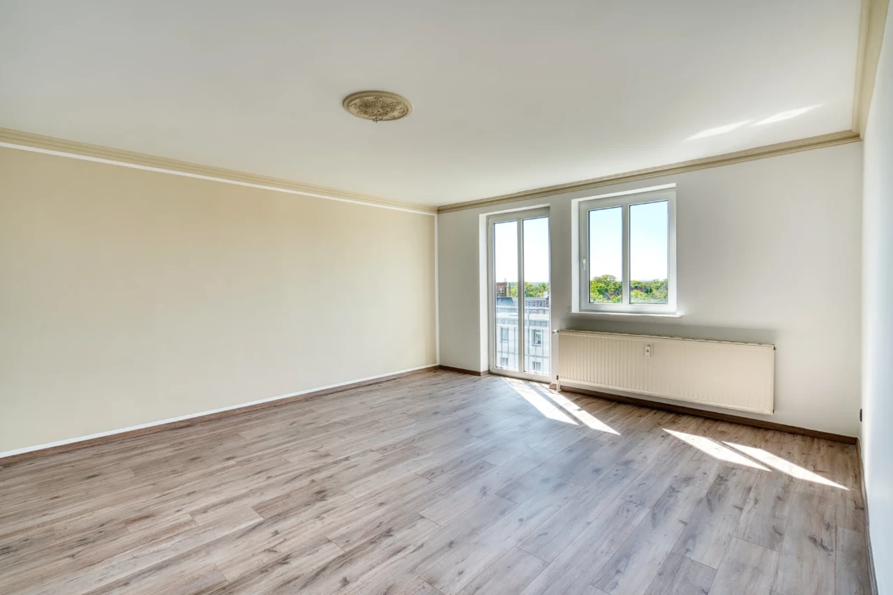 Virtuelles Staging für Immobilen vom Profi. Bild eines leeren Raumes vor dem virtuellen staging. Virtuelles Staging für Immobilen vom Profi. Bild eines leeren Raumes nach dem virtuellen staging.