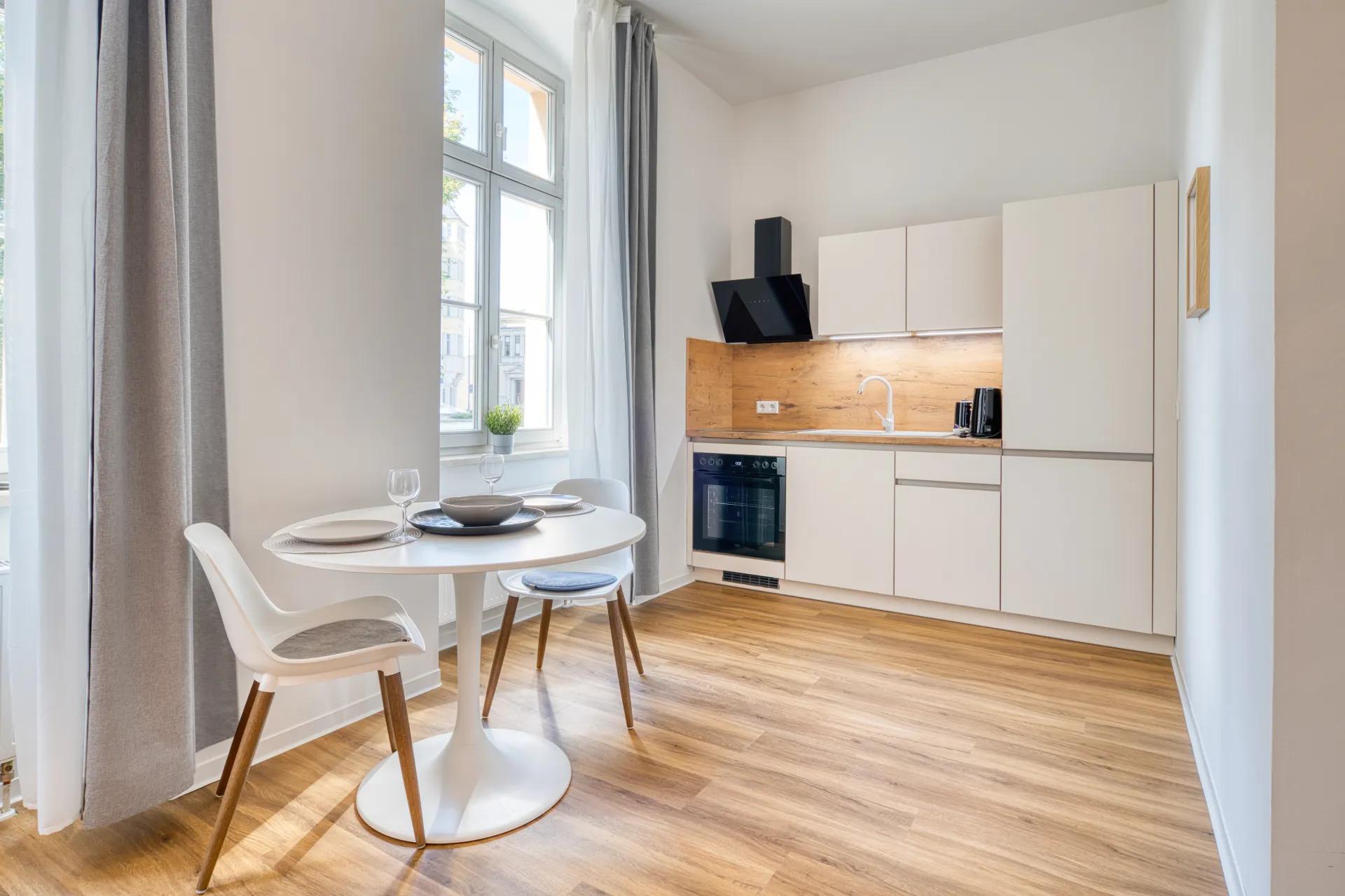 Stylischer Wohnzimmerbereich einer Ferienwohnung in Halle. Fotograf für Ferienwohnung Halle, Leipzig und Dresden.
