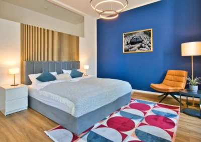 Helles Wohnzimmer mit großem Fenster und Sitzecke