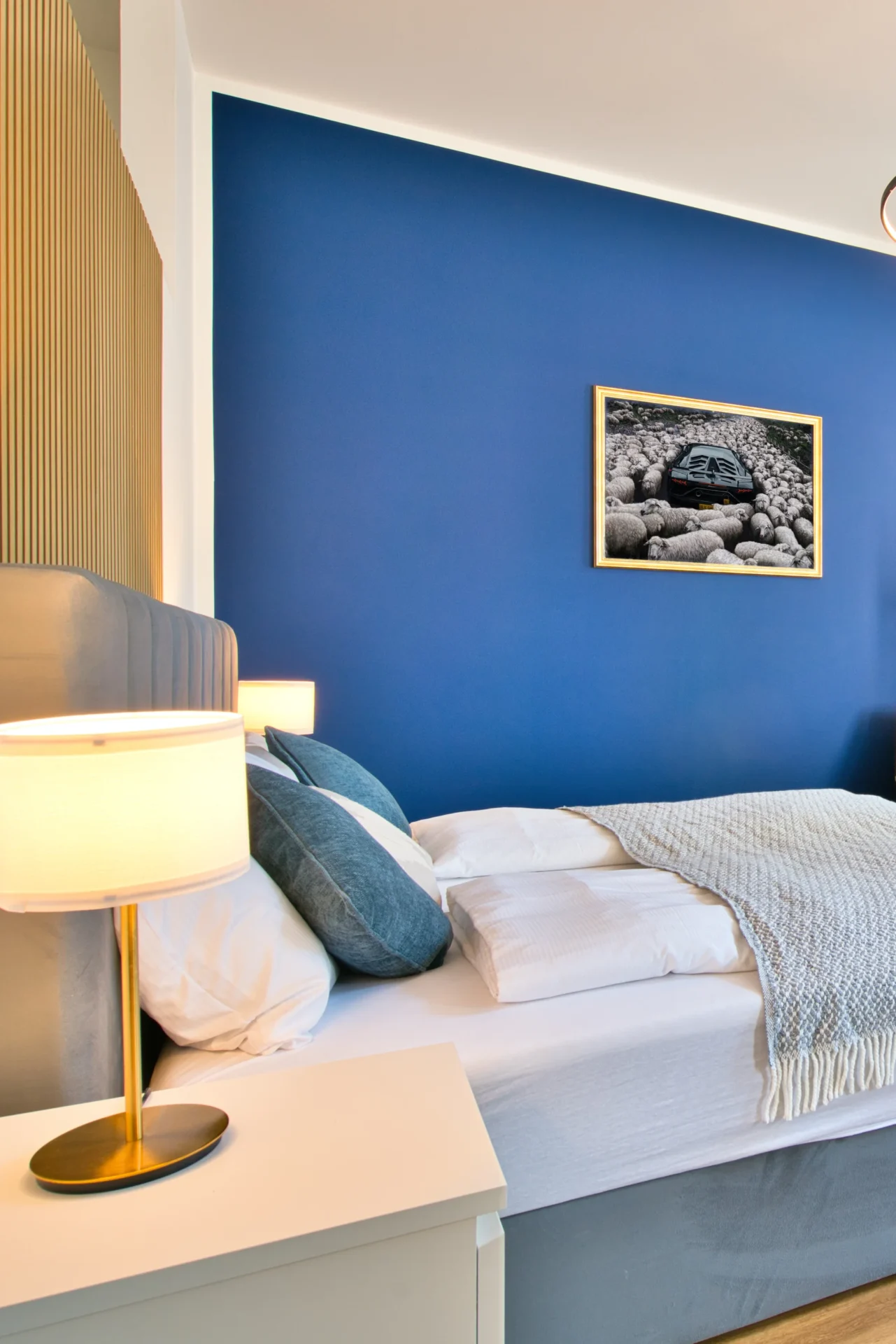 Wohnzimmer in Halle mit King-Size Bett