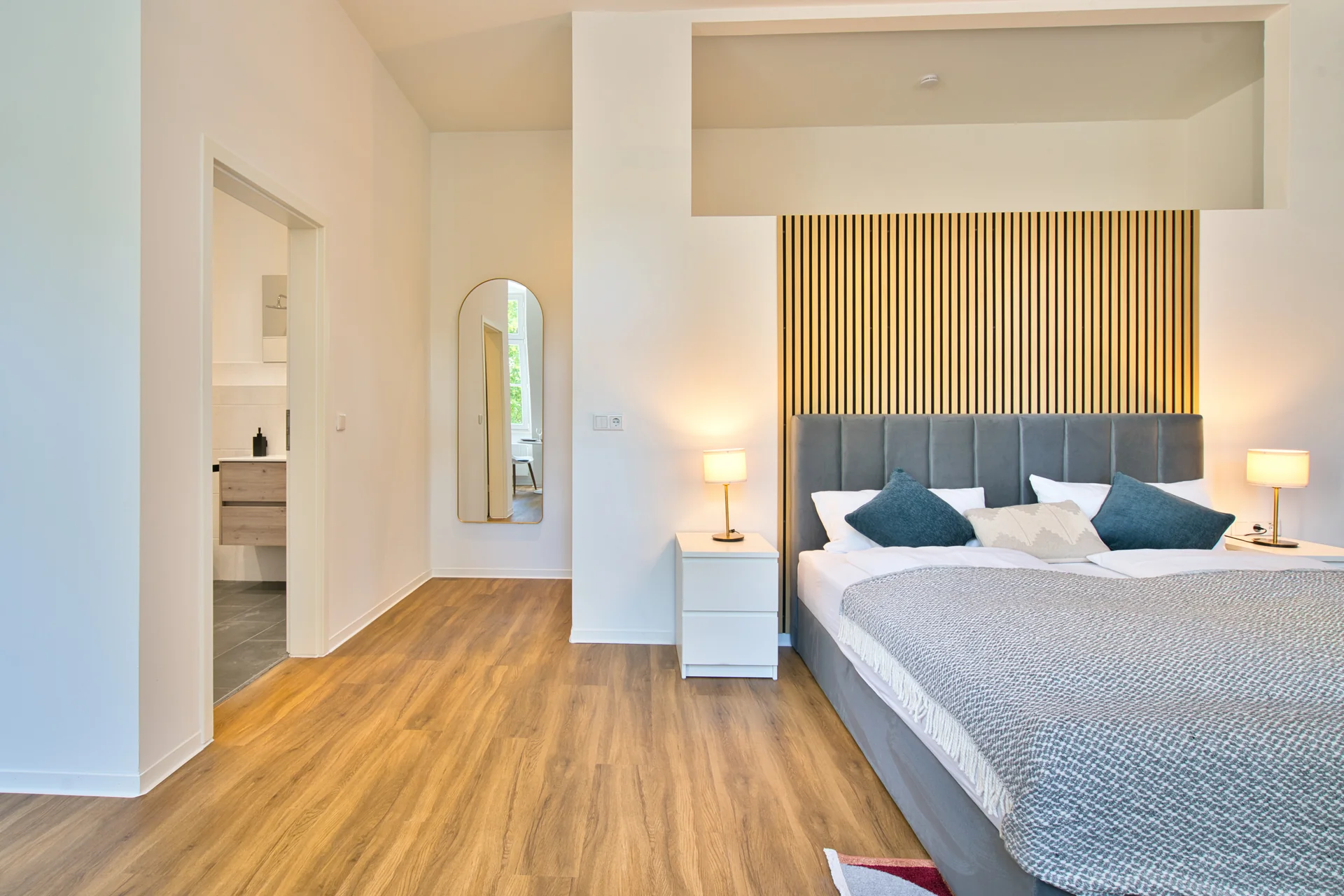 Lichtdurchfluteter Wohnbereich mit hellem Holzboden