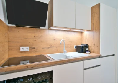 Helle Küchenzeile mit Arbeitsplatte und Hängeschränken