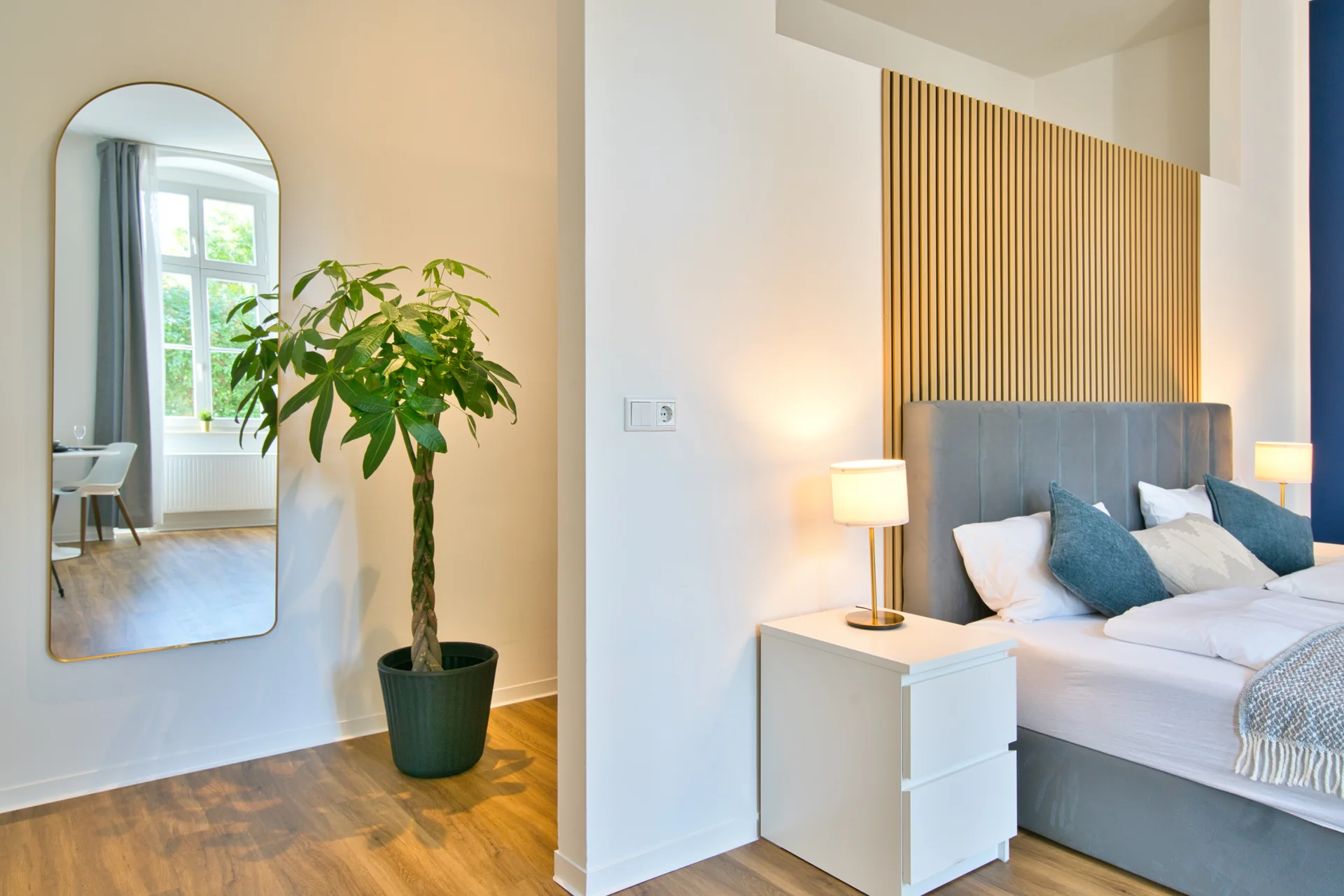 Fotografie Ferienwohung Halle 7 Helles Wohnzimmer mit großem Fenster und Spiegel