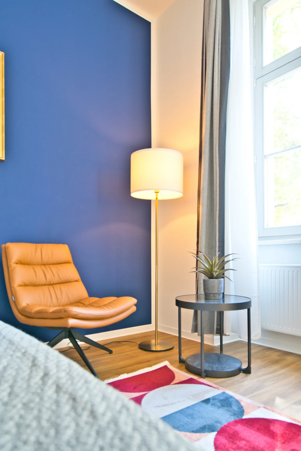 Gemütliche Wohnzimmerecke mit modernem Couchtisch und Sessel