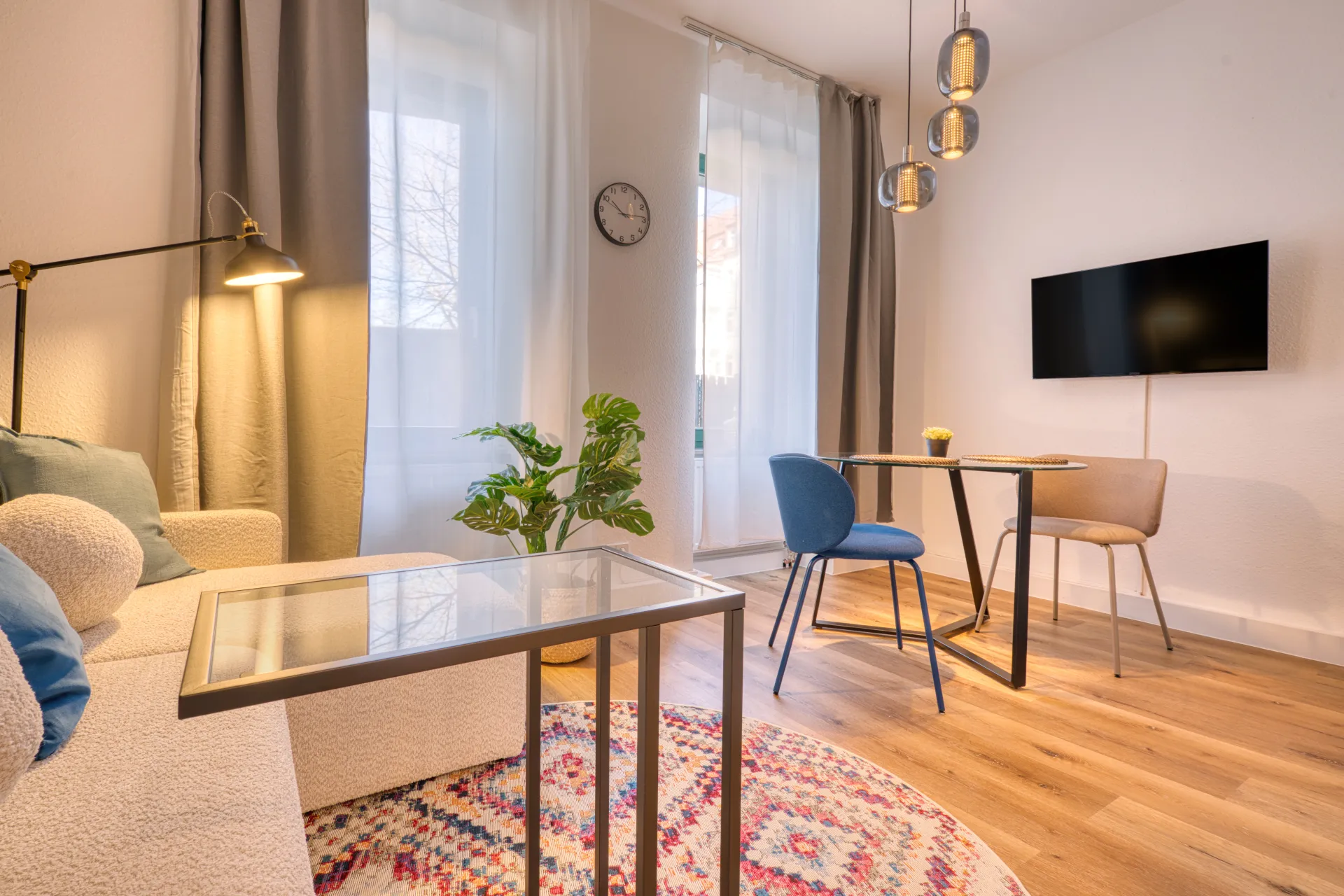 Wohnzimmer mit TV, Esstisch und Sofa