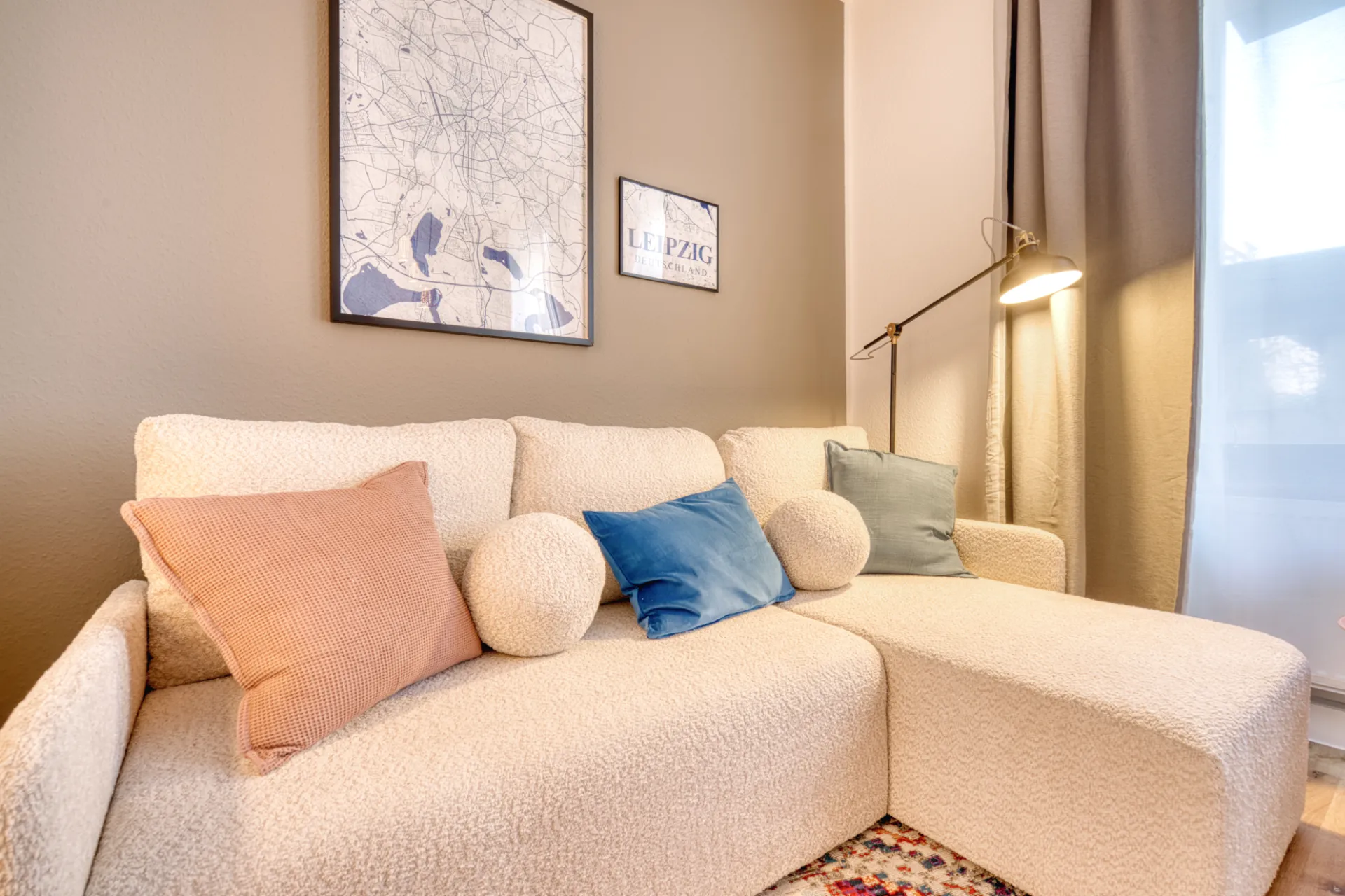 Wohnzimmer mit modernem Sofa mit Wandbild