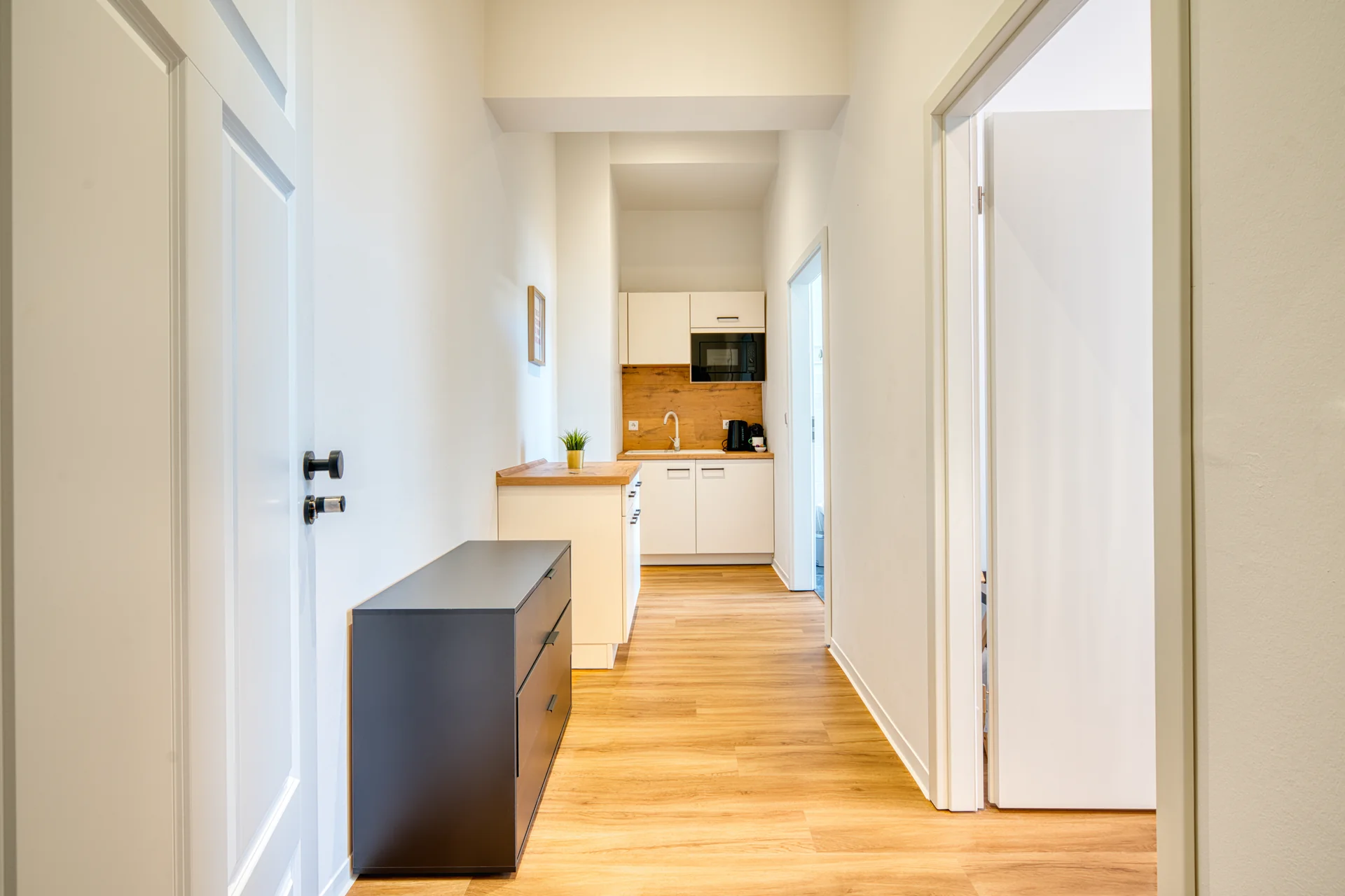 Eingangsbereich mit Tageslicht und Küchenzeile