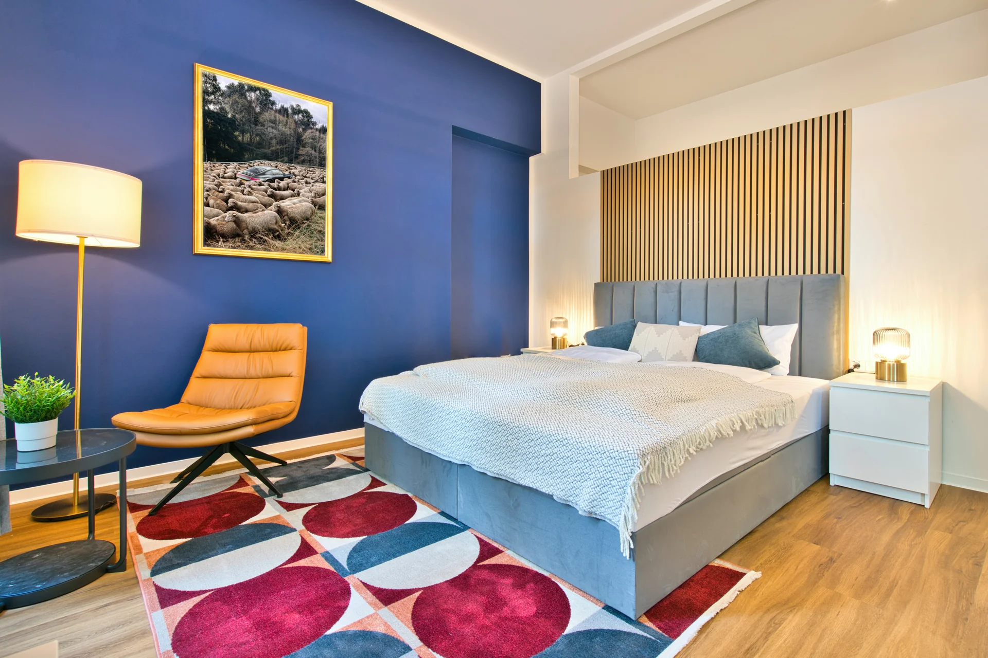 Schlafzimmer mit modernen Wandpaneelen und Beleuchtung