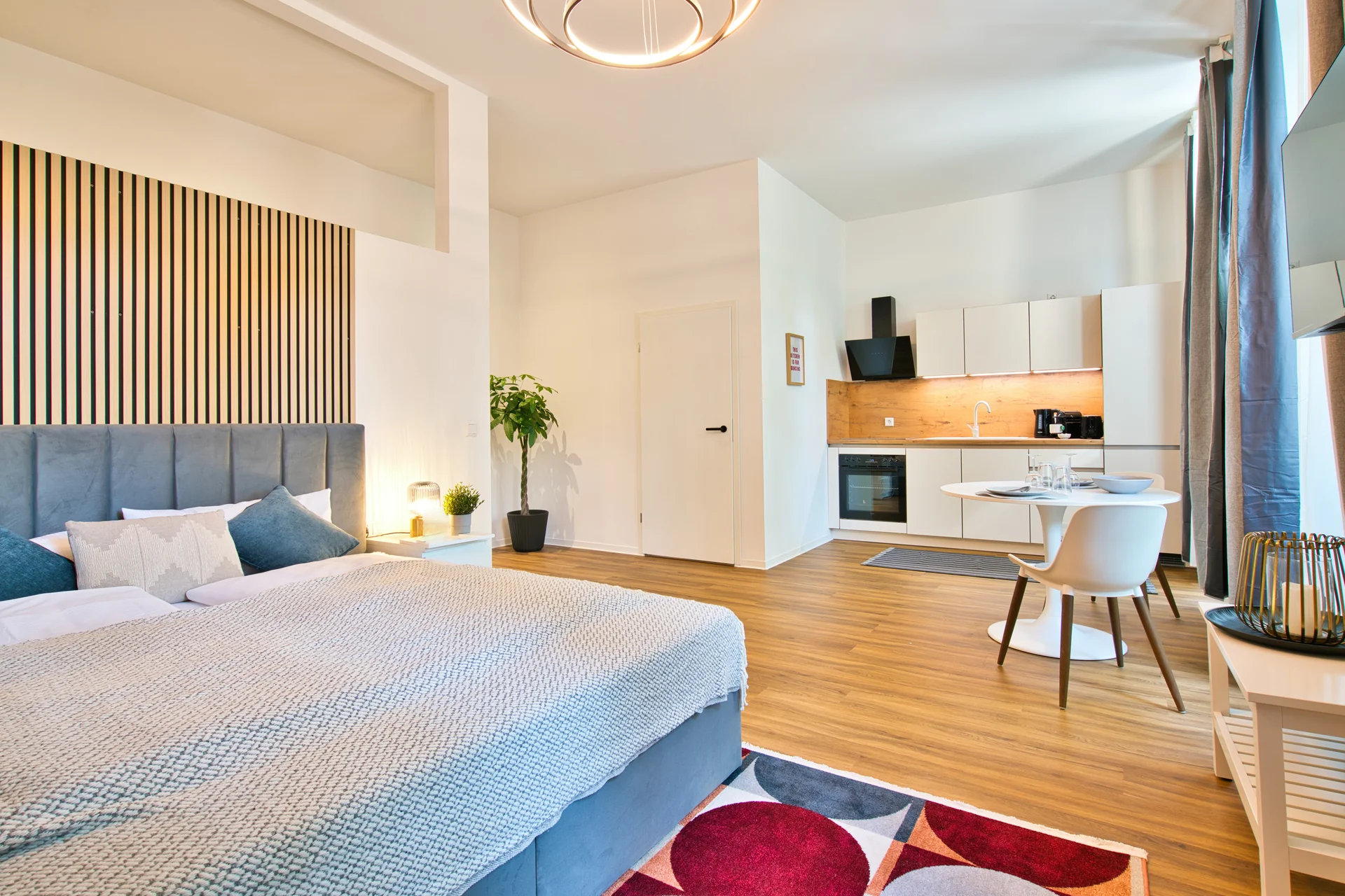 Wohnzimmer mit Küche und Essbereich