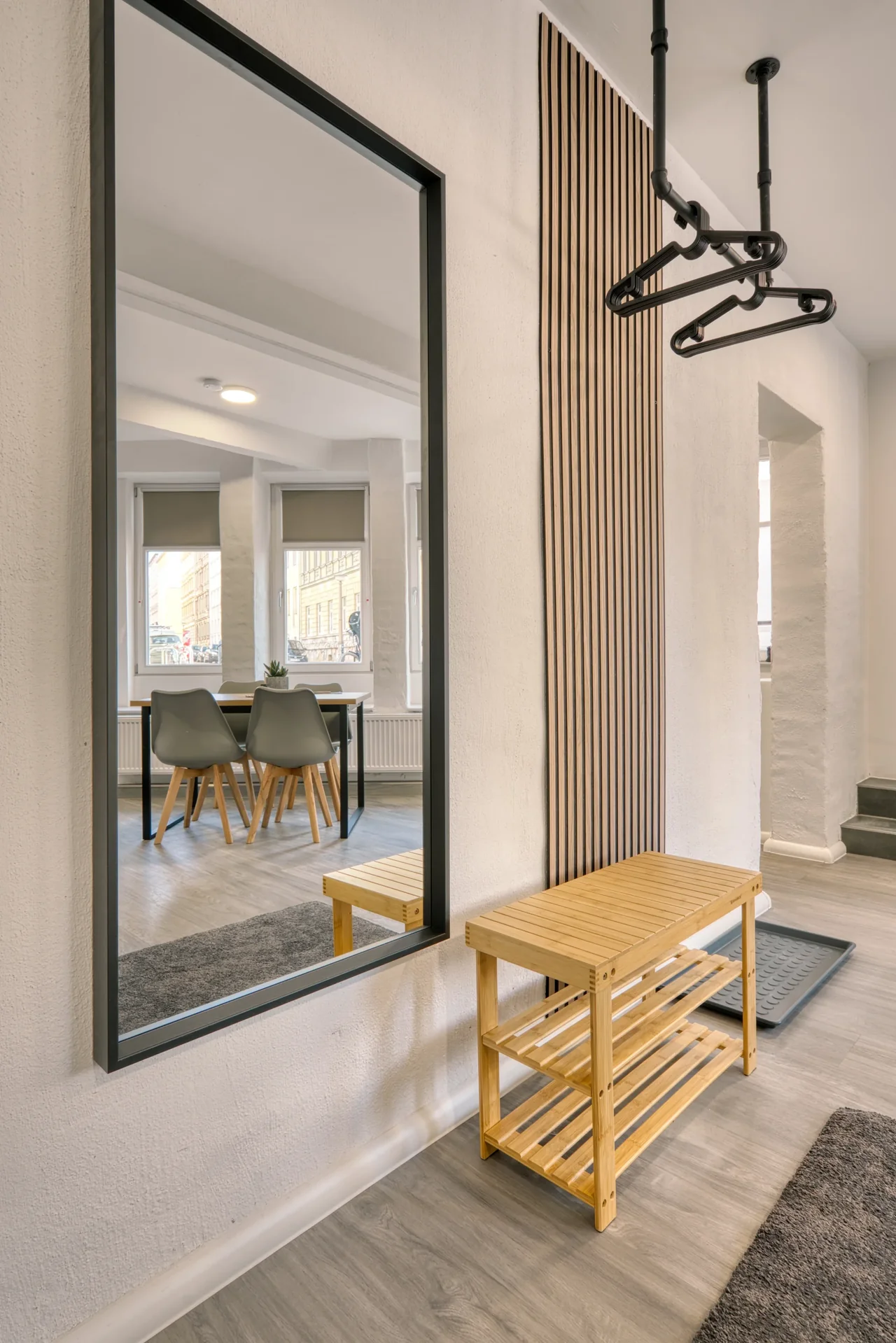 Moderner Eingangsbereich mit stilvollen Akkustikpaneelen.