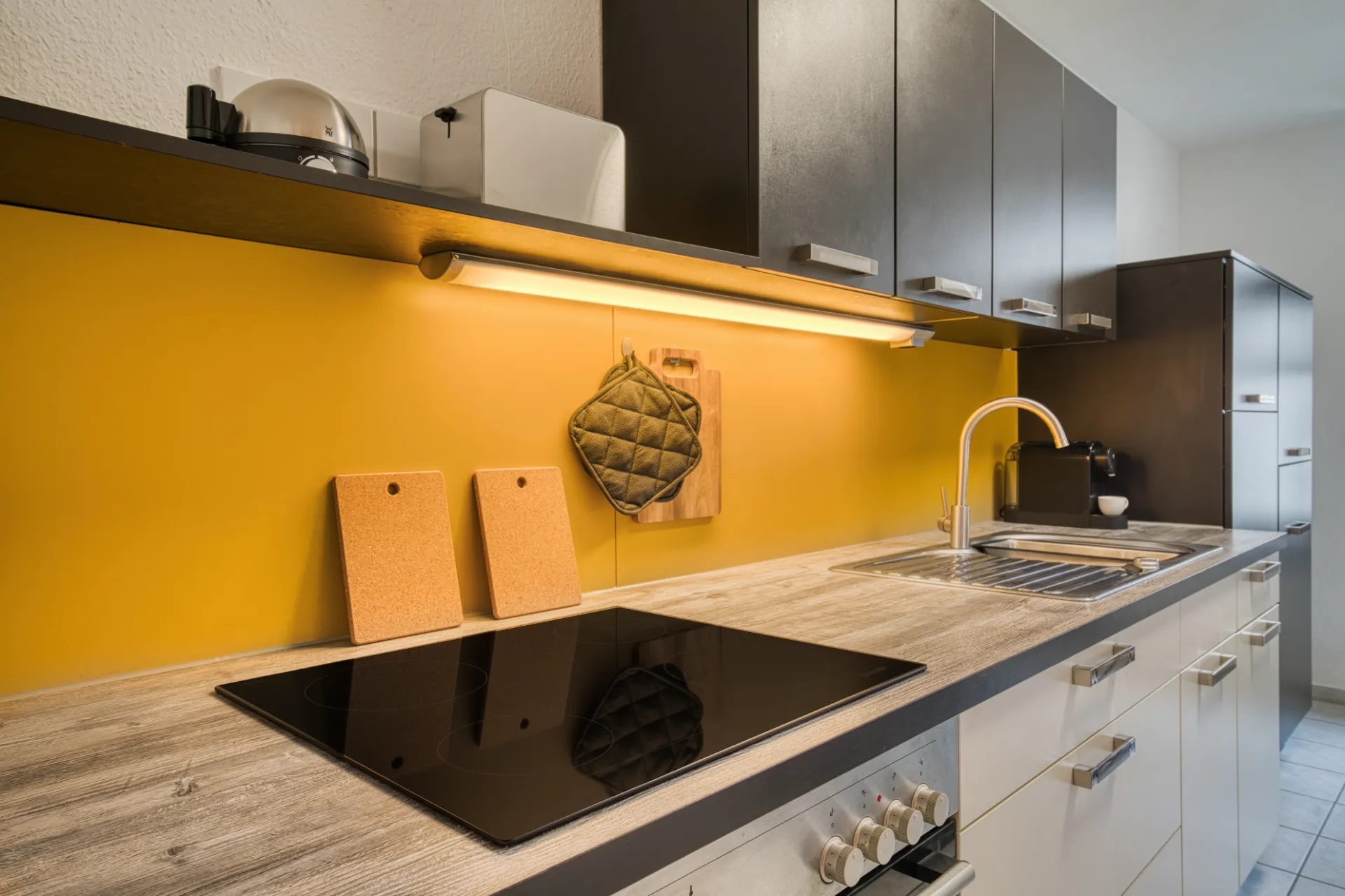 Moderne Küche mit indirekter Beleuchtung