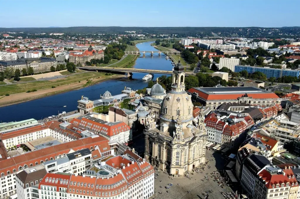 Dresden Elbe und Frauenkirche Stadt Dresden Blick auf die Elbe und die Frauenkirche