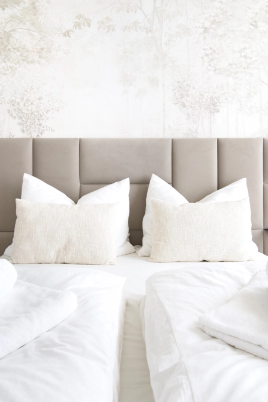 Ferienwohnung Airbnb Leipzig Zentrum Bayerischer Bahnhof - Maison and Mood10_2 Hotelbett für 2 Personen in weißer Hotelbettwäsche