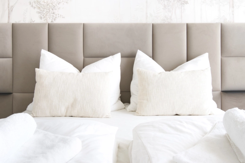 Ferienwohnung Airbnb Leipzig Zentrum Bayerischer Bahnhof - Maison and Mood10_5 Hotelbett mit Bettwäsche für zwei Personen