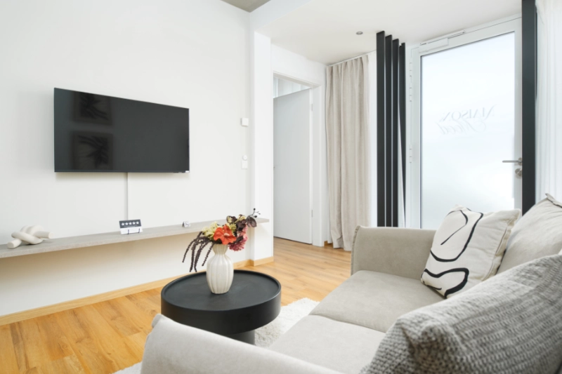 Ferienwohnung Airbnb Leipzig Zentrum Bayerischer Bahnhof - Maison and Mood4 Helles Wohnzimmer mit großem Fenster und Spiegel