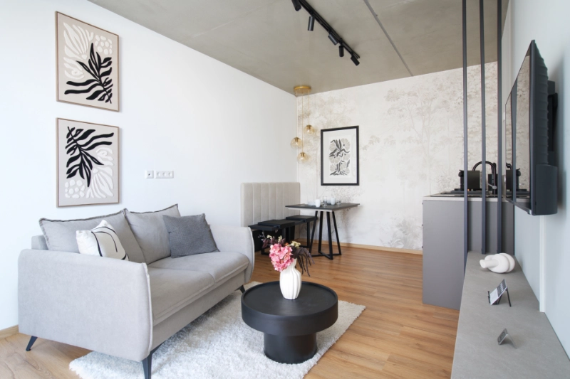 Ferienwohnung Airbnb Leipzig Zentrum Bayerischer Bahnhof - Maison and Mood8 Wohn und Essbereich mit modernem Sofa für 2 Personen