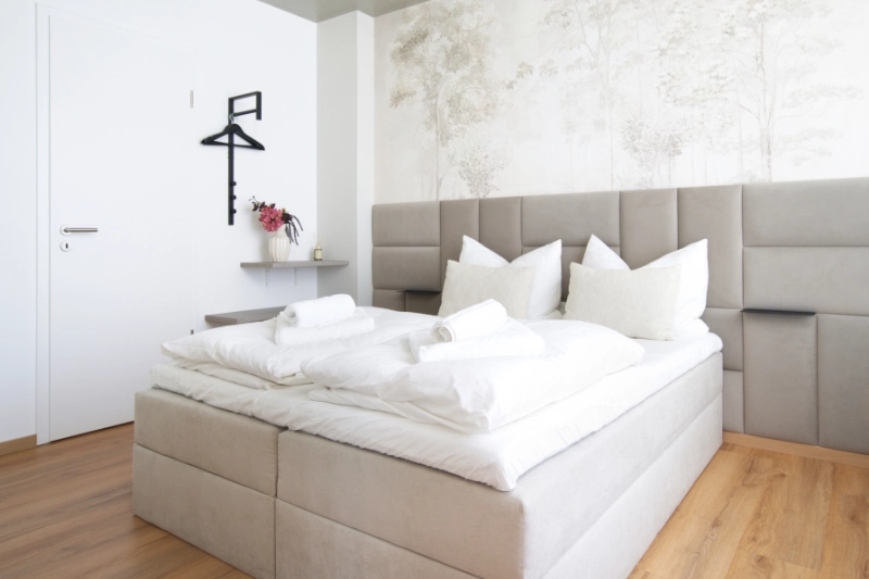 Ferienwohnung Airbnb Leipzig Zentrum Bayerischer Bahnhof - Maison and Mood9 Modernes Schlafzimmer im clean Stil mit Boxspringbett