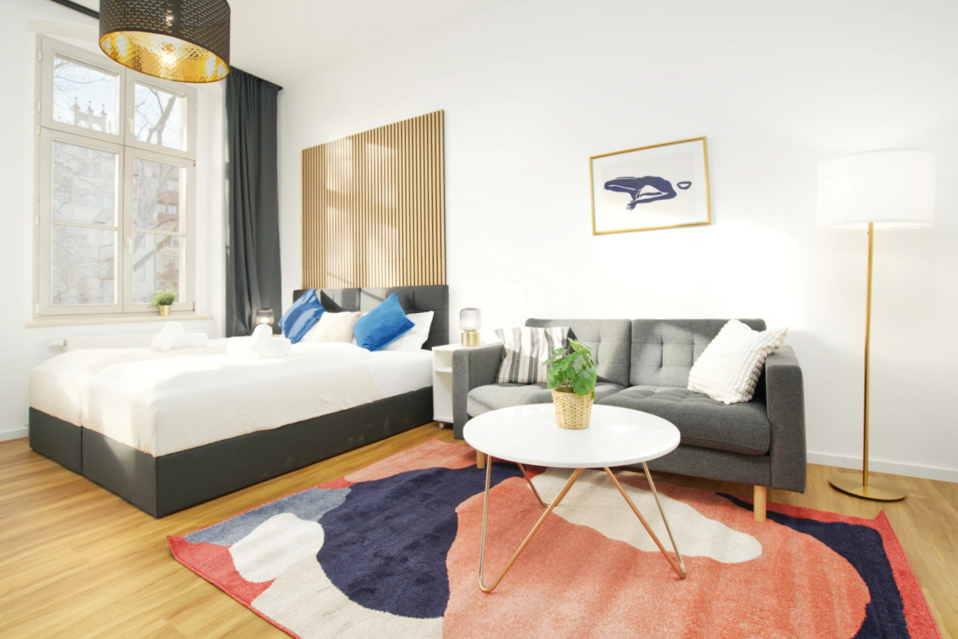 Ferienwohnung Halle Zentrum Oper Full House RE002 Wohnzimmer mit Boxspringbett und Sofa