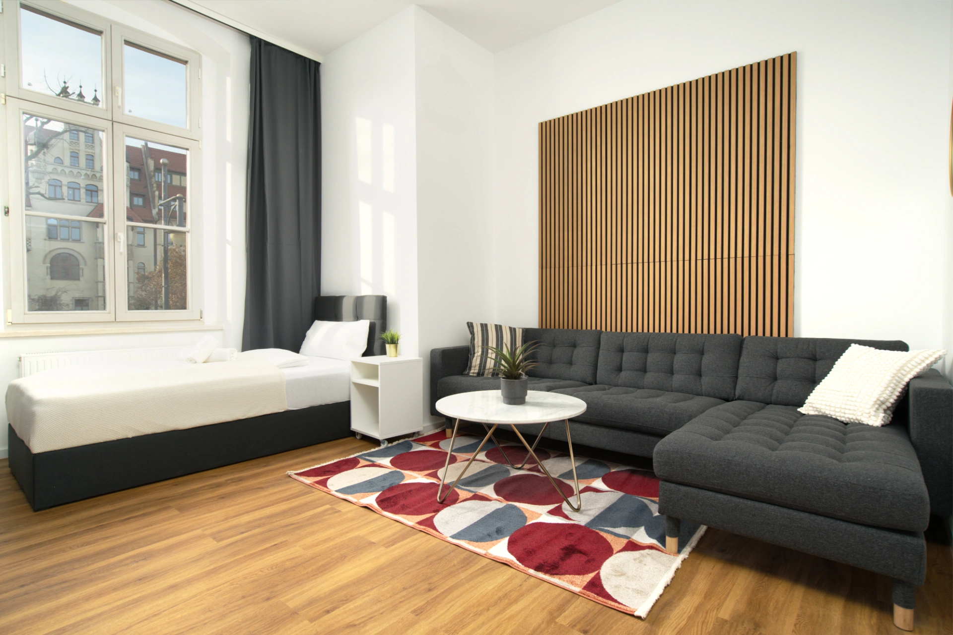 Ferienwohnung Halle Zentrum Oper Full House RE15 Wohnzimmer mit Eckcouch und Einzelbett mit modernen Wandpaneelen