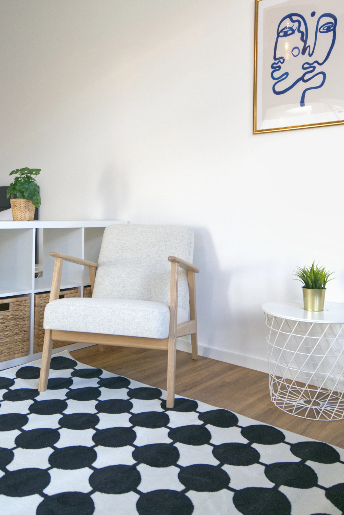 Ferienwohnung Halle Zentrum Oper Full House RE18 Sitzlounge mit gemütlichen Holzsessel, Regal und Beistelltisch einer Ferienwohnung